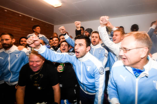 Malmö FFs Behrang Safari  jublar med lagkamraterna i