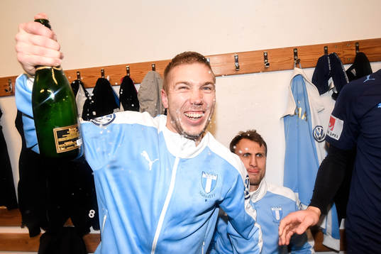 Malmö FFs Anton Tinnerholm jublar med champagne