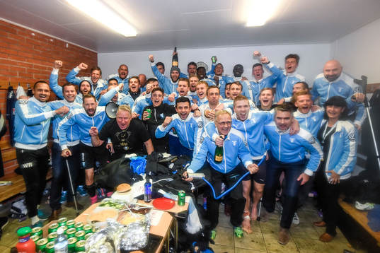 Malmö FFs spelare och ledare jublar