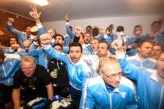Malmö FFs spelare och ledare jublar