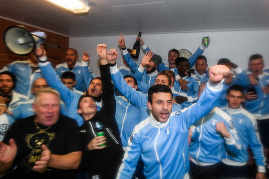 Malmö FFs spelare och ledare jublar