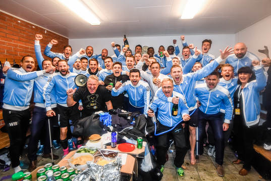 Malmö FFs spelare och ledare jublar i omklädningsrummet