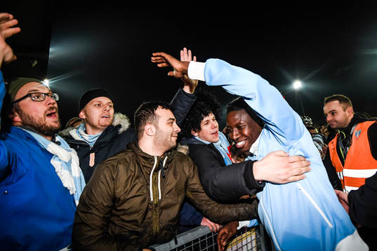 Malmö FFs Pa Konate jublar med supportar