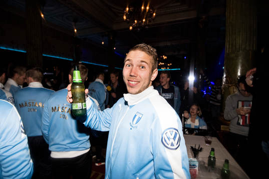 Malmö FFs Anton Tinnerholm firar med laget och supportrar