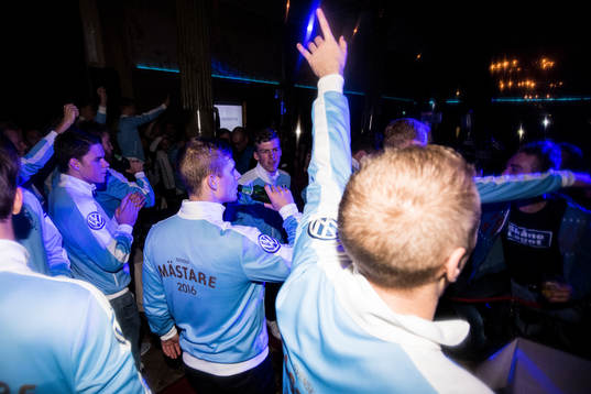 Malmö FFs spelare firar med supportrar på nattklubben