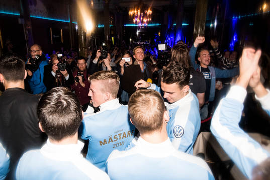 Malmö FFs spelare firar med supportrar på nattklubben