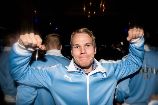 Malmö FFs Oscar Lewicki firar med laget och supportrar på