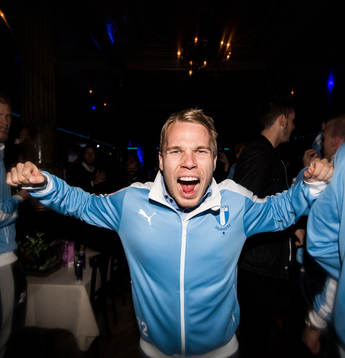 Malmö FFs Oscar Lewicki firar med laget och supportrar på
