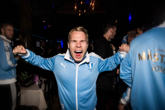 Malmö FFs Oscar Lewicki firar med laget och supportrar på