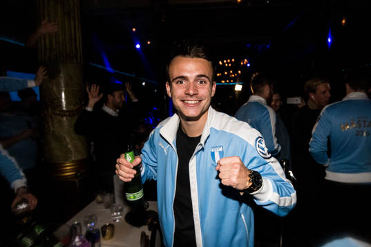 Malmö FFs Andreas Vindheim firar med laget och supportrar