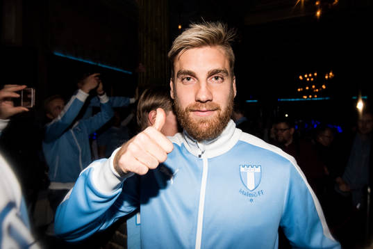 Malmö FFs Rasmus Bengtsson firar med laget och supportrar