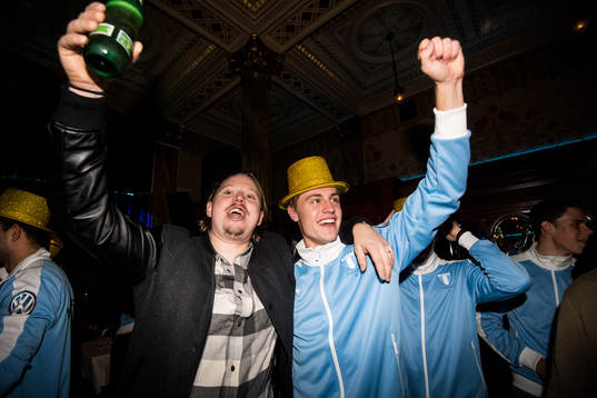 Malmö FFs Mattias Svanberg firar med laget och supportrar