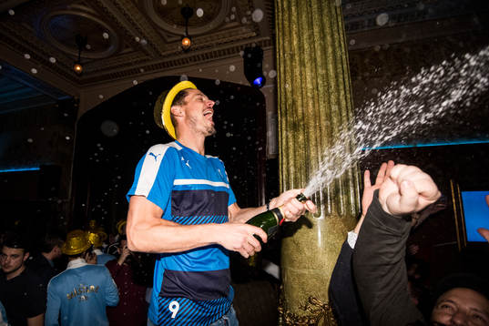 Malmö FFs Markus Rosenberg sprutar champagne och firar med