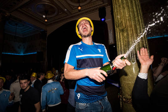 Malmö FFs Markus Rosenberg sprutar champagne och firar med