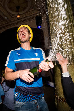Malmö FFs Markus Rosenberg sprutar champagne och firar med