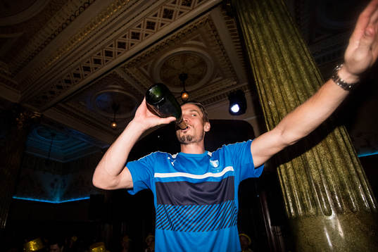 Malmö FFs Markus Rosenberg dricker champagne och firar med