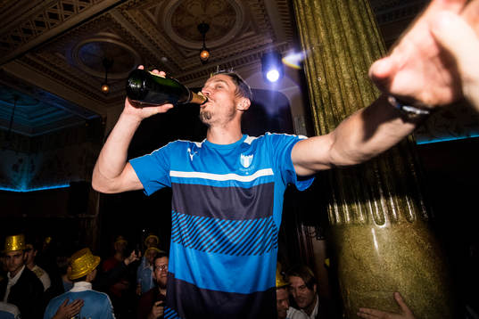 Malmö FFs Markus Rosenberg dricker champagne och firar med