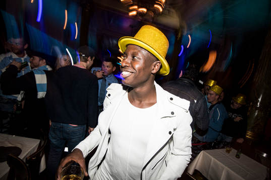 Malmö FFs Pa Konate firar med laget och supportrar på