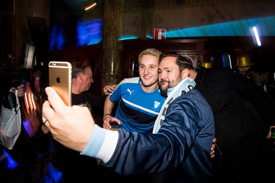 Malmö FFs Franz Brorsson firar med laget och supportrar