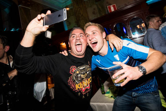 Malmö FFs Franz Brorsson firar med laget och supportrar