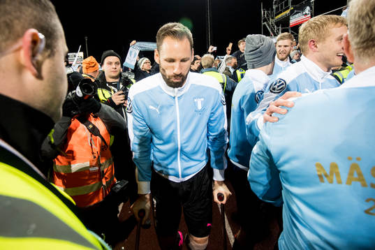 Malmö FFs målvakt Johan Wiland på kryckor