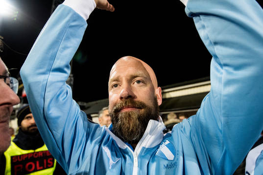 Malmö FFs assisterande tränare Olof Persson jublar