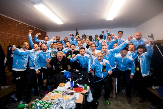 Malmö FFs spelare och ledare jublar i omklädningsrummet