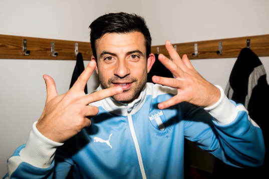 Malmö FFs Behrang Safari håller upp åtta fingrar för de