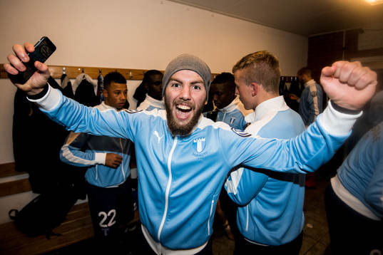 Malmö FFs Erdal Rakip jublar i omklädningsrummet