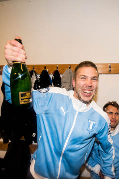 Malmö FFs Anton Tinnerholm jublar med champagne i