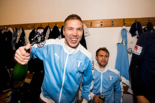 Malmö FFs Anton Tinnerholm jublar med champagne i