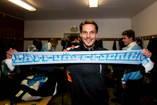 Malmö FFs Markus Rosenberg håller upp en halsduk med