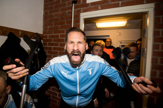 Malmö FFs målvakt Johan Wiland jublar i omklädningsrummet