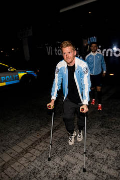 Malmö FFs Anders Christiansen anländer på kryckor till