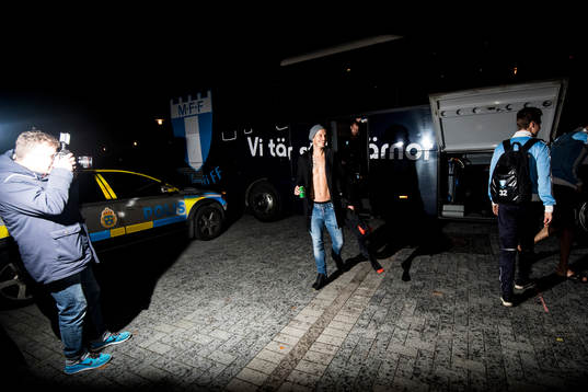 Malmö FFs Markus Rosenberg kliver av bussen när laget