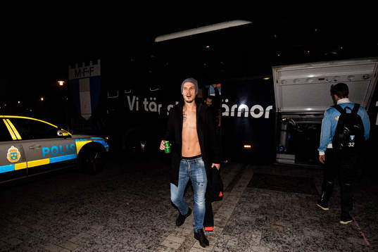 Malmö FFs Markus Rosenberg kliver av bussen när laget
