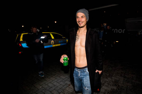 Malmö FFs Markus Rosenberg kliver av bussen när laget