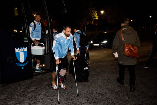 Malmö FFs målvakt Johan Wiland kliver av bussen på