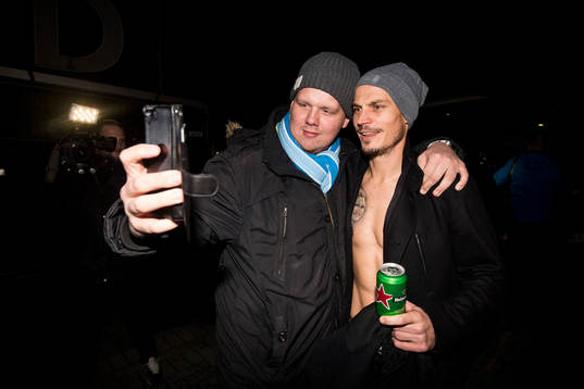 Malmö FFs Markus Rosenberg tar selfie med supporter när
