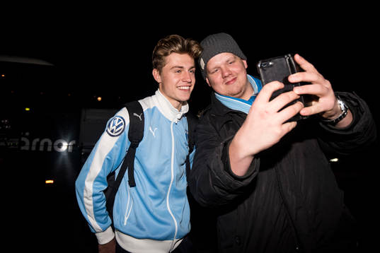Malmö FFs Mattias Svanberg tar selfie med supporter när