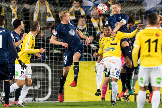 Malmö FFs Kari Arnason och Falkenbergs Felipe Carvalho