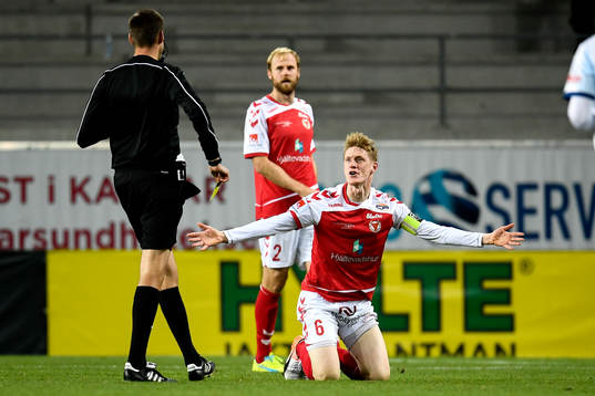 Domare Magnus Lindgren varnar Kalmars Rasmus Elm