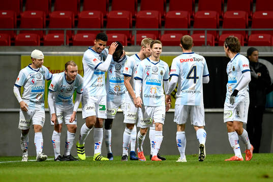 Gefles Emil Bellander jublar med lagkamrater