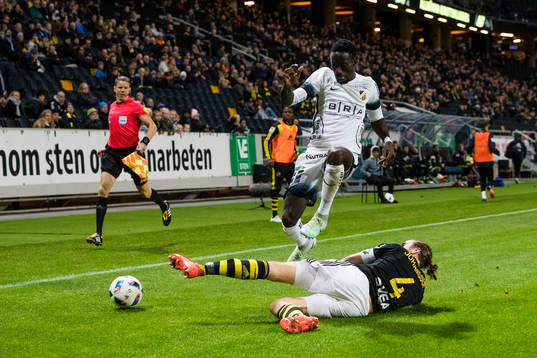 s Nils-Eric Johansson med en glidtackling som Häckens