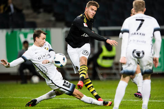 s Eero Markkanen skjuter 2-1 för AIK förbi Häckens