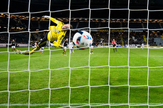 s målvakt Patrik Carlgren ser bollen gå i mål till 1-1