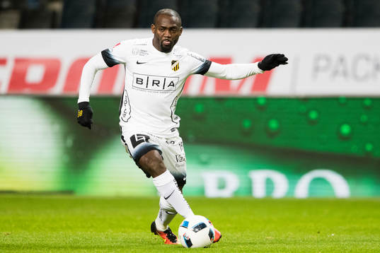 Häckens John Owoeri med bollen