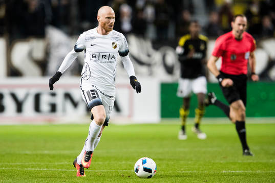 Häckens Alexander Farnerud med bollen