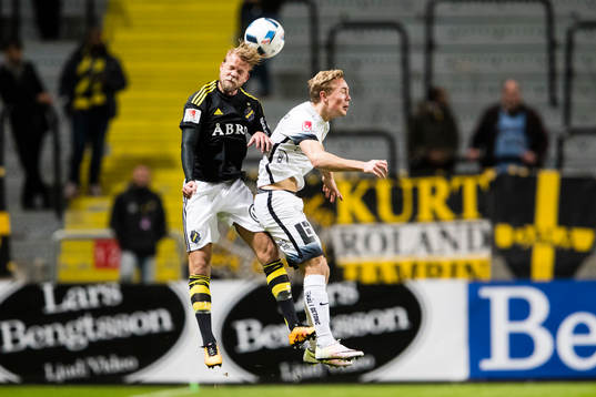 s Daniel Sundgren i en nickduell med Häckens Joel Andersson