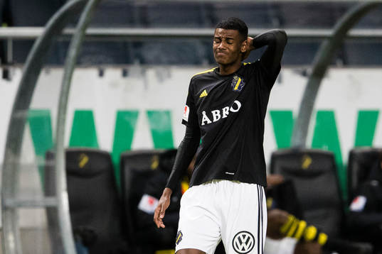 s Alexander Isak tar sig för bakhuvudet